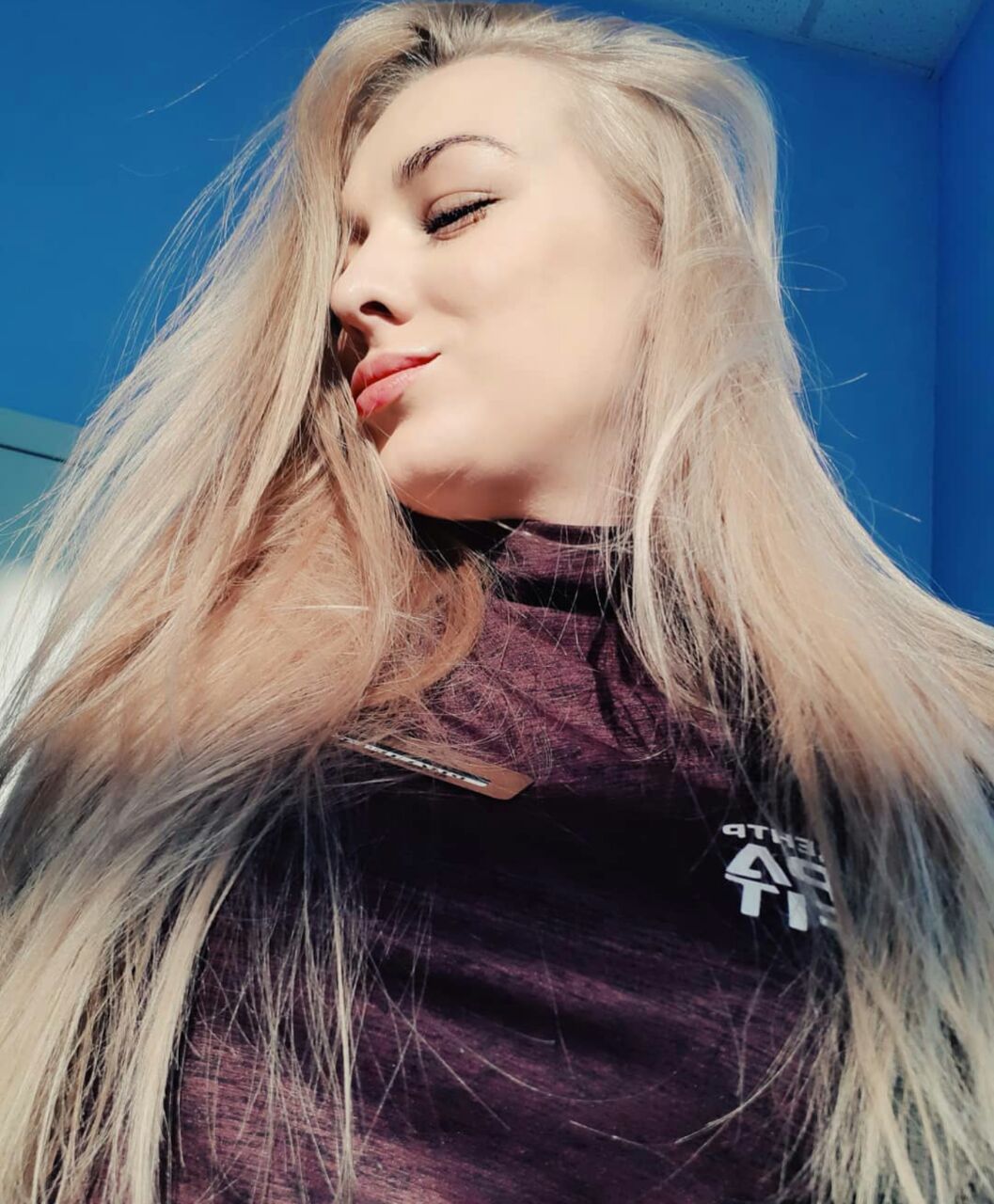 Русская блондинка-модель пригласила на нежный секс активного трахаря
